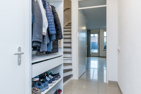 Foto - Te koop: In Landgraaf op een zeer kindvriendelijke locatie bevindt zich deze nette en moderne instapklare energiezuinige tussenwoning uit 2008